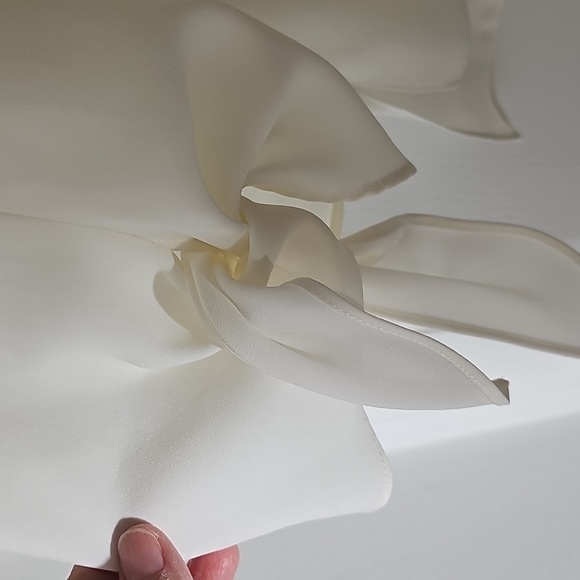 Alex Marie Elegant Cream V-Neck Blouse With Long Sleeves. Large - Picture 4 of 7